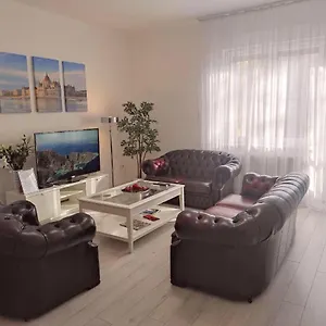 pannonia-luxury-apartman-with-wifi-and-balcony.inbudapesthotels.com/